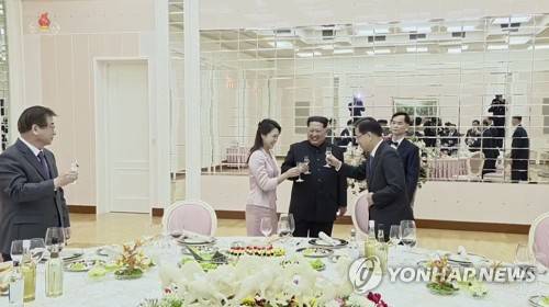 조선중앙TV, 김정은-특사단 면담·만찬 영상 공개 (서울=연합뉴스) 북한 조선중앙TV는 6일 오후 김정은 노동당 위원장이 전날 문재인 대통령의 대북특별사절대표단과 면담·만찬한 약 10분 분량의 영상을 공개했다. 사진은 김 위원장이 만찬장에서 특사단과 건배하고 잔을 치켜드는 장면.2018.3.6