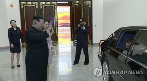조선중앙TV, 김정은-특사단 면담·만찬 영상 공개 (서울=연합뉴스) 북한 조선중앙TV는 6일 오후 김정은 노동당 위원장이 전날 문재인 대통령의 대북특별사절대표단과 면담·만찬한 약 10분 분량의 영상을 공개했다. 사진은 김 위원장이 만찬을 끝내고 특사단을 차에 태운 뒤 손을 흔들며 배웅하는 장면. 2018.3.6