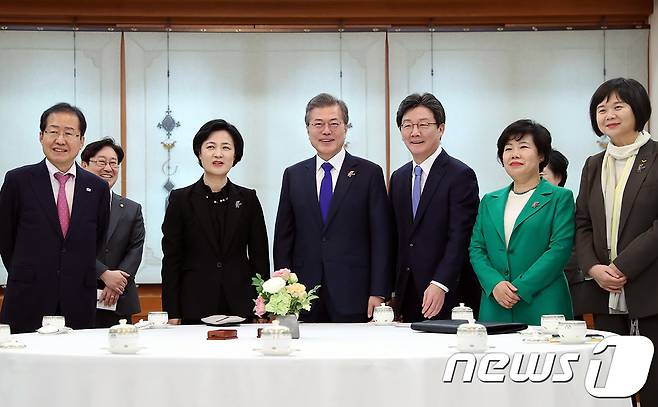 문재인 대통령이 7일 청와대에서 여야 5당 대표 초청 오찬 회동에 앞서 기념촬영을 하고 있다. (청와대 제공)2018.3.8/뉴스1 © News1 김명섭 기자