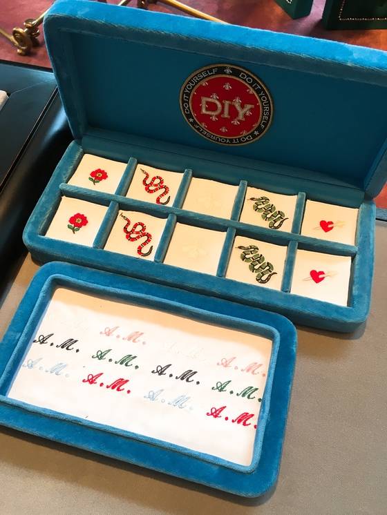 남성용 셔츠 등 의류에 원하는 디자인의 자수 패치를 붙일 수 있도록 준비했다. 유지연 기자