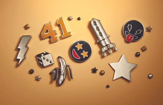 가죽 가방에 붙일 장식을 선택하면 그 자리에서 직접 나만의 가방을 만들어주는 서비스를 진행 중인 코치. [사진 코치]