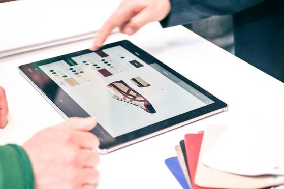 소재는 물론 세부 디자인까지 고객이 선택하면 일본의 장인이 수작업으로 운동화를 만들어주는 오니츠카 타이거의 '커스텀 오더' 서비스. 현재 일본에서 서비스 중이며 국내 도입을 검토하고 있다. [사진 오니츠카 타이거]