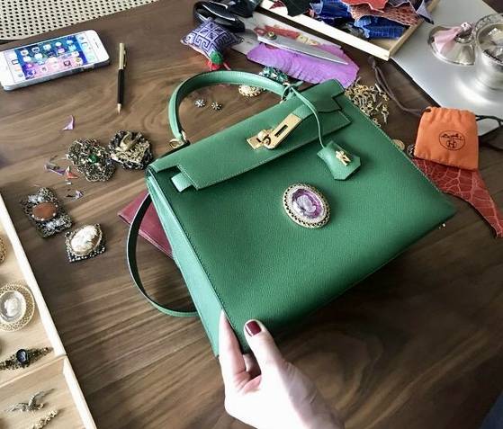 에르메스 빈티지 백에 다양한 장식을 다는 과정. 이런 장식조차 독창적인 피스를 사용한다. [사진 터치 바이 딜런]