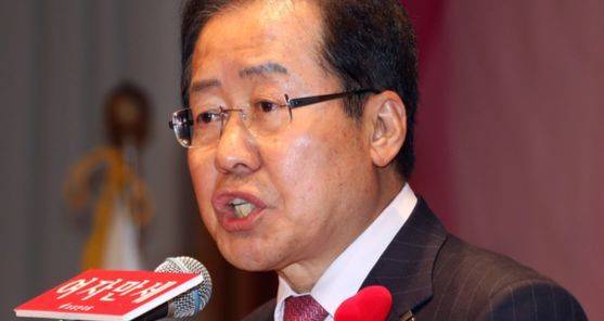 제1차 자유한국당 전국여성대회가 6일 오후 서울 여의도 중소기업중앙회 그랜드호에서 열렸다. 홍준표 대표가 연설하고 있다. 변선구 기자