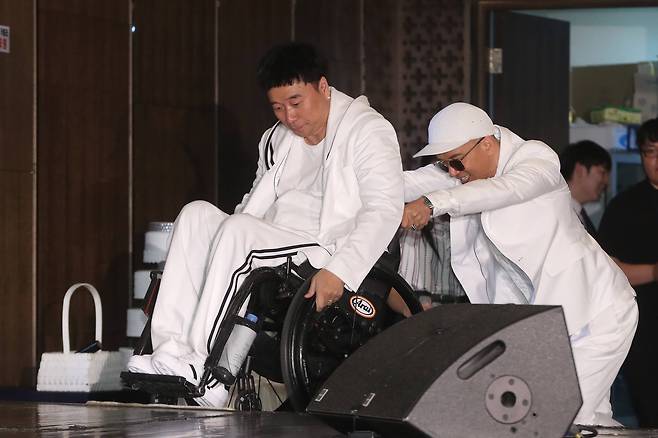 그룹 클론의 강원래와 구준엽. 사진은 클론이 지난해 6월 29일 오후 서울 서초구 더리버사이드호텔에서 열린 20주년 기념 앨범 ‘위 아’(We Are) 발매 기념 기자간담회에 입장하고 있는 모습. [연합뉴스]