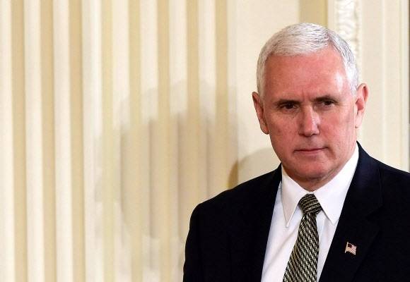 2002년 미국 부통령인 마이크 펜스가 의회전문지 더힐과의 인터뷰에서 처음 언급한 ‘펜스룰’. 최근 국내 미투운동이 사회 전방위적으로 확산되는 가운데 일부 남성들 사이에서 ‘펜스룰’을 주장하고 있어 시선을 끈다. [사진=연합뉴스]