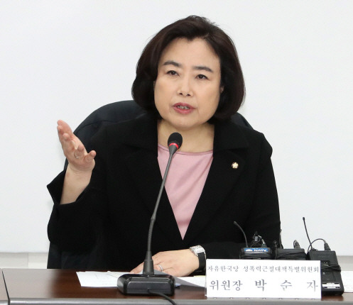 자유한국당 박순자 성폭력근절대책 특별위원장이 8일 국회에서 열린 ‘성폭력근절대책특별위원회 1차회의’에서 발언하고 있다 (사진=연합뉴스)