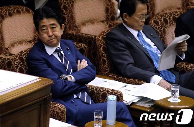 아베 신조(安倍晋三) 일본 총리가 8일 참의원 예산위원회에 참석해 팔짱을 끼고 앉아 있다. © AFP=뉴스1