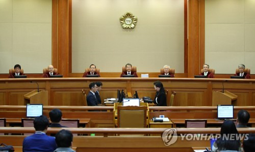 '대형마트 영업시간 제한' 위헌여부 공개변론 (서울=연합뉴스) 김주성 기자 = 8일 오후 서울 종로구 계동 헌법재판소 대심판정에서 대형마트의 영업시간을 제한한 유통산업발전법 제12조 1·2·3항에 대한 헌법소원 사건과 관련, 위헌 여부를 가리기 위한 공개변론이 열리고 있다. 2018.3.8  utzza@yna.co.kr  (끝)