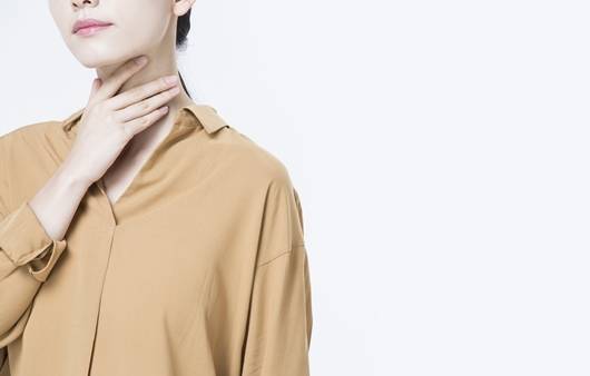 목의 통증을 호소하는 여성