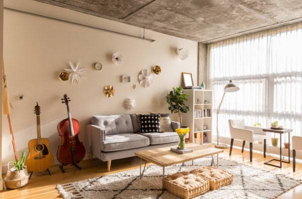 콘크리트가 노출된 천장에서는 빈티지한 느낌이, 방안 인테리어에서는 화사한 분위기가 난다. /laurenedith.com