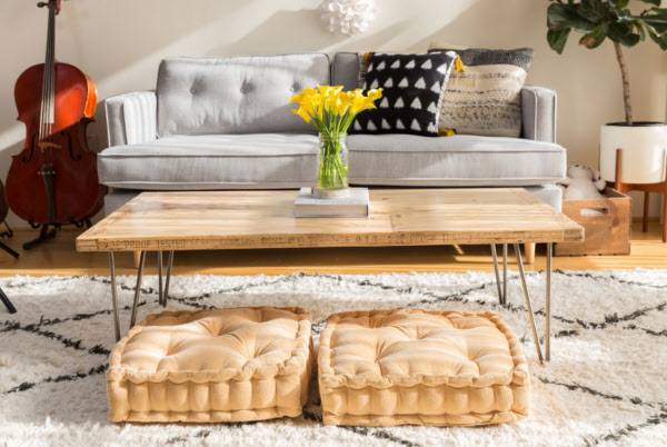 거실 바닥에서도 생활할 수 있도록 푹신한 쿠션을 깔아뒀다. /laurenedith.com