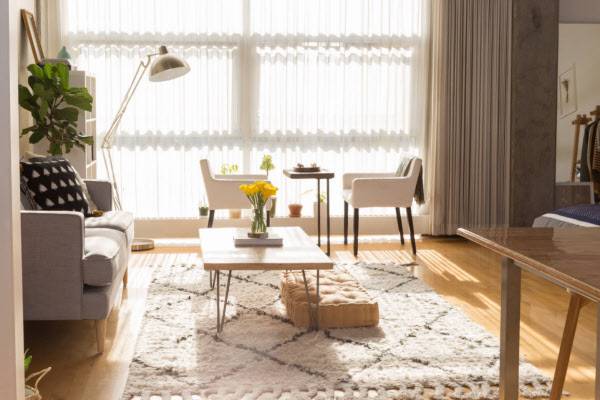 일정한 톤으로 통일한 거실 가구들. /laurenedith.com