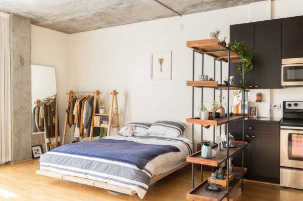 속이 뚫린 장식장으로 구분된 침실과 주방. /laurenedith.com