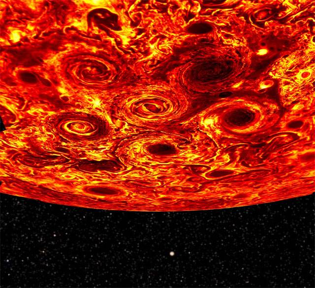 목성 탐사 위성 ‘주노’의 적외선 카메라로 촬영한 목성 남극 지역. 극지 중심의 소용돌이 한 개 주위로 지름 최대 7000km의 소용돌이 다섯 개가 모여 있다. 북극에도 조금 작은 소용돌이 총 9개가 비슷한 패턴으로 모여 있다. 이들이 서로 합쳐지지 않고 현재의 모양을 하고 있는 이유는 아직 밝혀지지 않았다. 네이처 제공