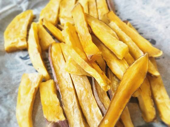 집에서 전자레인지로 직접 만들어 본 고구마말랭이. 건조기로 만든 것보다 쫄깃함은 덜하지만 부드러워서 더 먹기 좋았다. 시간은 정말 효율적! 찌는 시간까지 합쳐 30분이면 완성. 건조기로 만들면 10시간, 오븐에 구우면 4시간 정도가 걸린다.