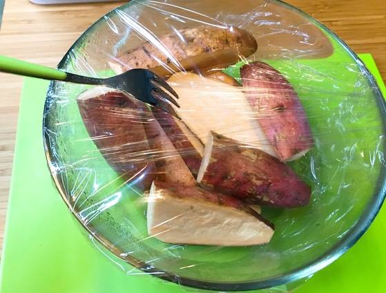 비닐랩을 씌워도 된다. 단 비닐랩을 사용할 때는 포크나 가위로 구멍을 뚫어놔야 한다.