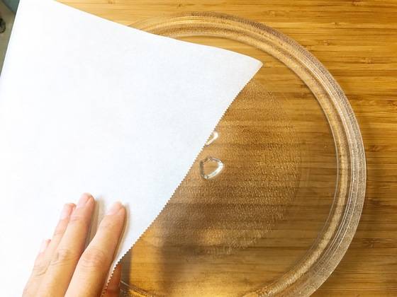 회전접시 위에 종이포일을 깐다.
