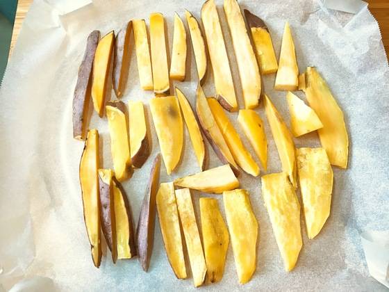 그 위에 고구마를 촘촘하게 올린다. 너무 넓게 벌려 놓지 말고 전자레인지 덮개 크기 만큼만 놓는다.