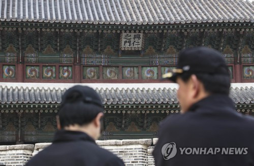 흥인지문 화재현장 살피는 소방대원 (서울=연합뉴스) 윤동진 기자 = 9일 오전 화재가 발생한 보물 제1호 흥인지문(동대문)에서 119 소방대원들이 현장 주변을 살피고 있다. 2018.3.9      mon@yna.co.kr