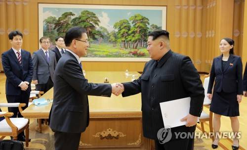 정의용 수석특사, 김정은 위원장에게 '친서' 전달 (서울=연합뉴스) 북한을 방문 중인 정의용 수석 대북특사가 지난 5일 평양에서 김정은 북한 노동당 위원장과 만나고 있다. 김 위원장이 문재인 대통령의 친서를 들고 있다. 오른쪽은 김여정 노동당 중앙위 제1부부장. [청와대 제공=연합뉴스]      scoop@yna.co.kr