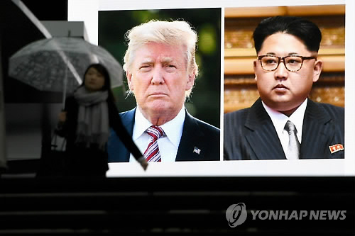 일본 거리 대형 전광판에 등장한 도널드 트럼프 미국 대통령(왼쪽)과 김정은 북한 노동당 위원장[AFP=연합뉴스 자료사진]