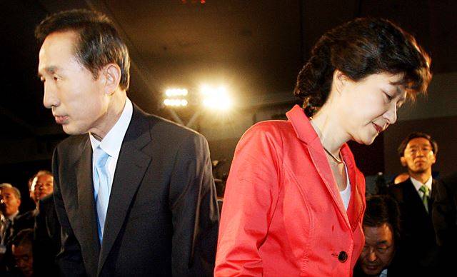 [2007년 6월 10일] 부산 벡스코에서 열린 한나라당 정책비전대회에 입장한 이명박 전 서울시장과 박근혜 전 대표가 반대 방향으로 몸을 돌리며 자리에 앉고 있다. 연합뉴스