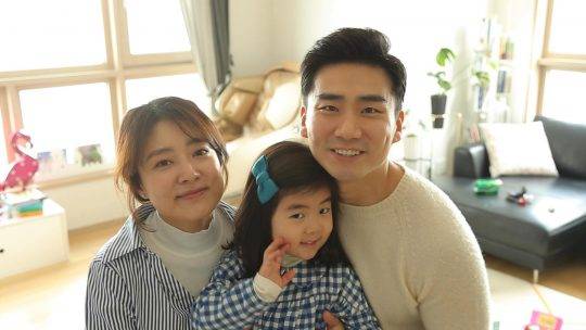 개그맨 이정수와 가족들 / 사진제공=EBS