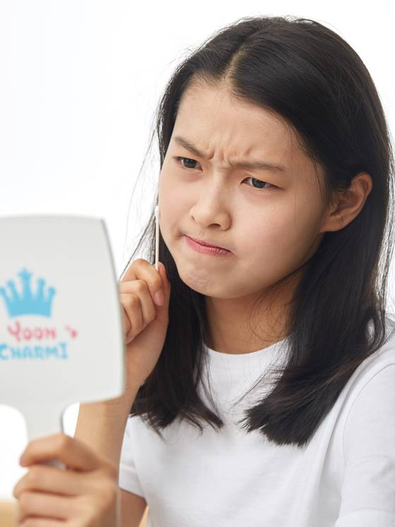 여드름이 나면 깨끗하게 세안하고 여드름 치료용 연고를 해당 부위에 살짝 발라주는 것이 좋다.