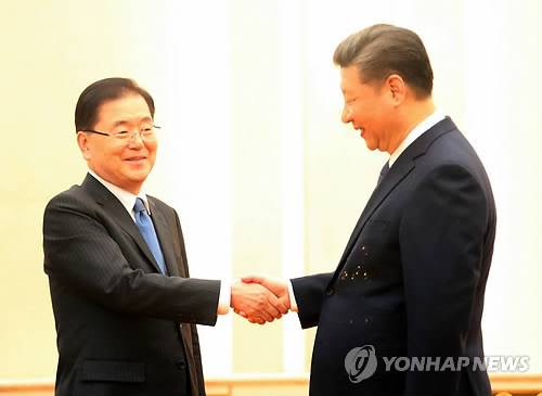 '웃으며 악수하는' 시진핑 주석과 정의용 실장 (베이징=연합뉴스) 김진방 특파원 = 12일 오후 중국 베이징(北京) 인민대회당 푸젠팅에서 방북 방미 결과를 설명하기 위해 중국을 방문한 정의용 국가안보실장이 시진핑(習近平) 중국 국가주석과 악수를 하고 있다.       chinakim@yna.co.kr