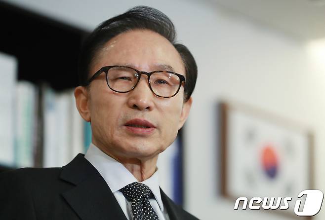 이명박 전 대통령이 17일 오후 서울 강남구 삼성동 사무실에서 검찰의 국정원 특수활동비 의혹 수사 등과 관련한 입장을 발표하고 있다.2018.1.17/뉴스1 © News1 임세영 기자