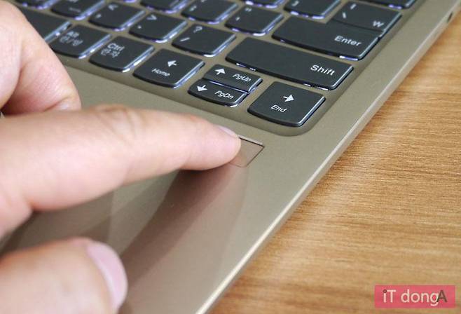 키보드 우측 하단에 있는 지문 인식 센서