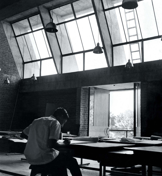 도쉬가 설계한 아메다바드의 건축 전문학교(CEPT대학, 1966-2012). 자연광이 내부를 가득 채우고 있다. [사진 The Pritzker Prize]