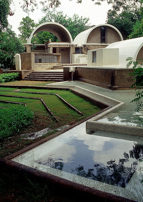 도쉬의 설계 스튜디오 '산가스'. 인도 특유의 기후와 환경, 문화, 생활방식을 잘 반영한 건축으로 평가된다. 도쉬 스스로 가장 심혈을 기울여 설계한 건축 중 하나로 꼽는 곳이기도 하다. [The Pritzker Prize]