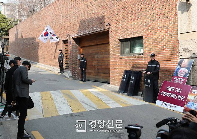 적막 이명박 전 대통령의 검찰 소환을 하루 앞둔 13일 이 전 대통령의 서울 강남구 자택 앞에 취재진이 대기하고 있다.  김영민 기자