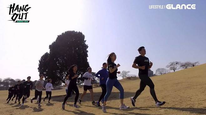 러닝 크루 '와우산30'이 한강 주변을 달리고 있다/사진제공=글랜스TV