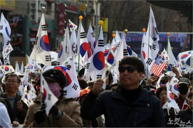 ‘탄핵무효’ 촉구 태극기 집회 참가자들이 도심행진을 하고 있다. (사진=황진환 기자/자료사진)