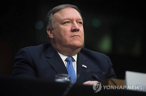 폼페이오 "트럼프 연극하려는 것 아니다…대화 중에도 계속 압박" (워싱턴 AFP=연합뉴스) 마이크 폼페이오 미국 중앙정보국(CIA) 국장이 지난달 13일(현지시간) 미 상원 정보위원회 청문회에서 증언하고 있다. 폼페이오 국장은 11일 폭스뉴스와의 인터뷰에서 "(도널드 트럼프) 대통령은 연극을 하려고 이것(북미정상회담)을 하는 게 아니라 문제를 해결하려고 하는 것"이라고 강조, 트럼프 대통령이 김정은 북한 노동당 위원장과의 정상회담 개최 문제를 충분한 내부 논의 없이 '쇼'하듯 즉흥적으로 결정한 것이 아니냐는 일각의 비판론을 반박했다. 폼페이오 국장은 이날 CBS방송에도 출연해 "이 행정부는 정신을 바짝 차리고 있으며, 이번 대화가 진행되는 내내 북한에 계속 압박을 높일 것"이라고 밝혔다.      ymarshal@yna.co.kr