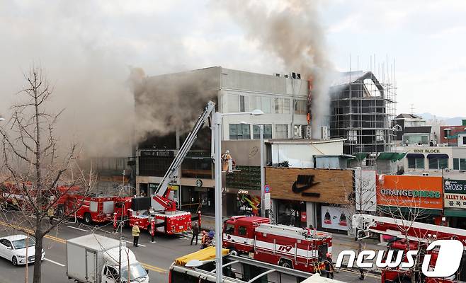 13일 오후 1시22분 께서울 용산구 이태원로 4층짜리 상가 건물 3층에서 화재가 발생, 소방대원들이 진화작업을 하고 있다.   2018.3.14/뉴스1 © News1 박지수 기자