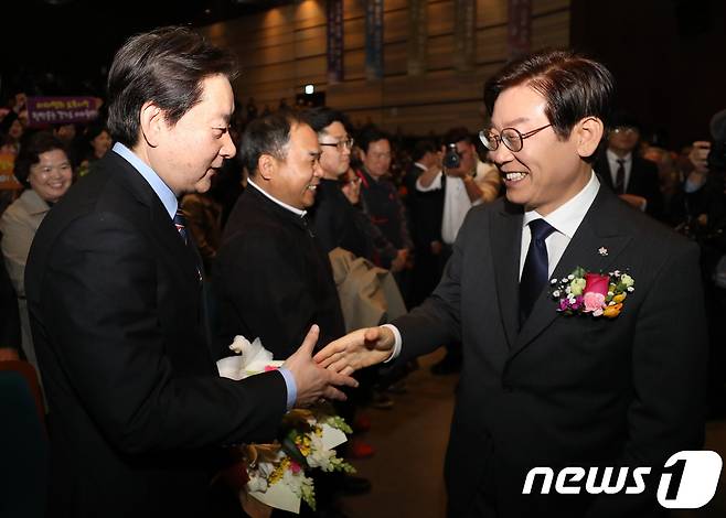 이재명 성남시장(오른쪽)이 14일 오후 경기도 성남시 중원구 성남시청에서 열린 민선 5,6기 성남시장 퇴임식에서 참석자들과 인사를 하고 있다. 2018.3.14/뉴스1 © News1 오장환 기자