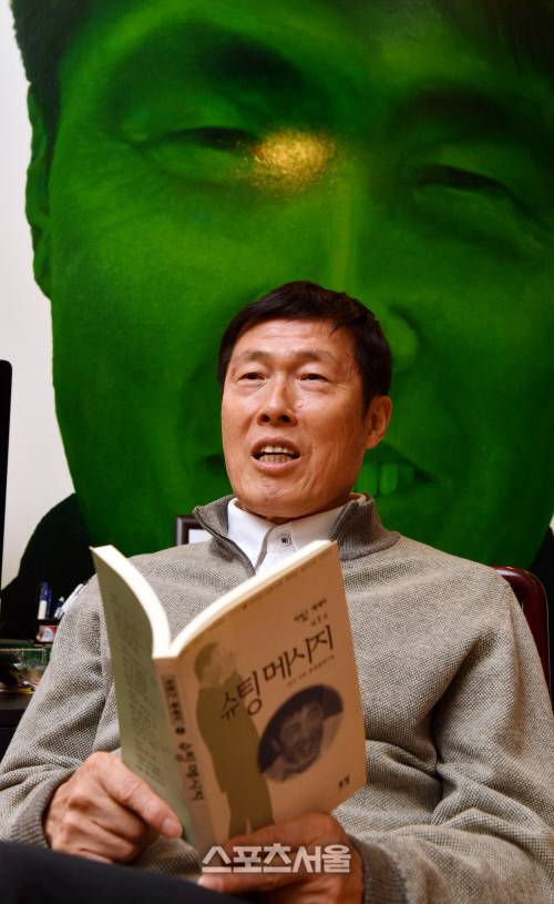 차범근 전 감독이 자신의 스포츠서울 칼럼 ‘차범근의 슈팅메시지’를 종합해 발간된 책을 손에 쥔 채 스포츠서울 1만호 인터뷰하고 있다. 강영조기자kanjo@sportsseoul.com