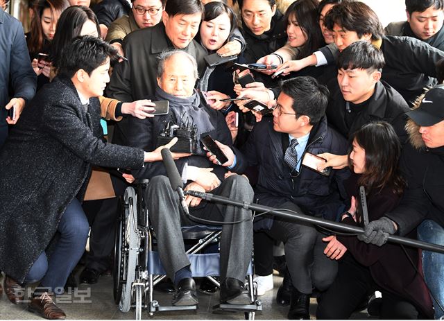 이명박 전 대통령 친형인 이상득 전 의원이 서초구 서울중앙지검에 휠체어를 탄 채 출두하는 모습. 홍인기 기자