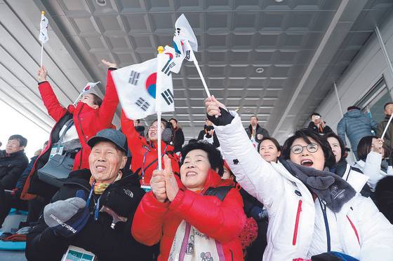 문재인 대통령 부인 김정숙 여사가 10일 오전 2018평창패럴림픽 바이애슬론 경기가 열리는 강원도 평창 알펜시아 바이애슬론 센터를 찾아 경기에 출전한 신의현 선수의 가족과 신 선수를 응원하고 있다. [청와대 제공=연합뉴스]