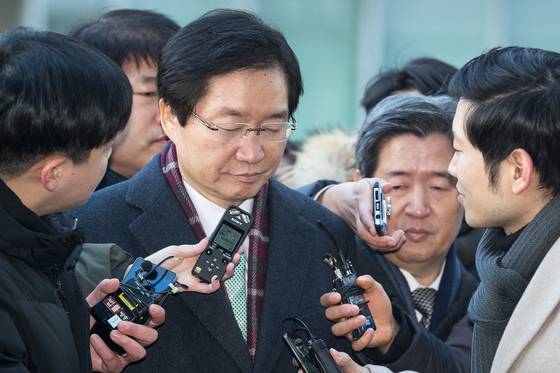 '4·16세월호참사 특별조사위원회'(세월호 특조위)의 활동을 조직적으로 방해한 혐의를 받는 김영석 전 해양수산부 장관(왼쪽)과 윤학배 전 해양수산부 차관이 지난달 1일 서울 송파구 동부지방법원에서 열린 구속 전 피의자심문(영장실질심사)에 출석하고 있다. / 사진=뉴스1