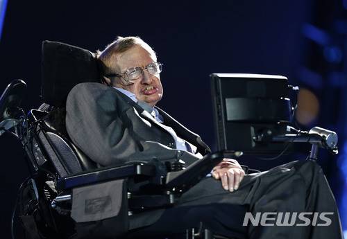 【런던=AP/뉴시스】영국의 천체물리학자 스티븐 호킹 박사가 14일(현지시간) 별세했다. 사진은 호킹 박사가 2012년 8월 29일 런던 패럴림픽 개회사에서 연설하는 모습. 2018.3.14.