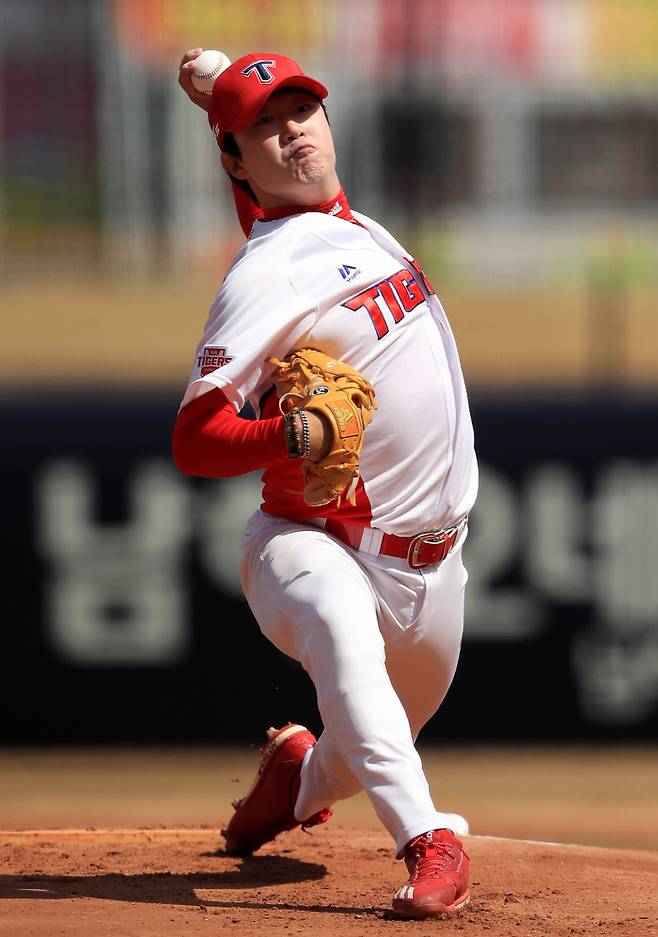 KIA 양현종이 14일 광주-기아챔피언스필드에서 열린 두산과 시범경기에 안경을 벗은 채 선발 등판해 힘껏 공을 던지고 있다. KIA 타이거즈 제공