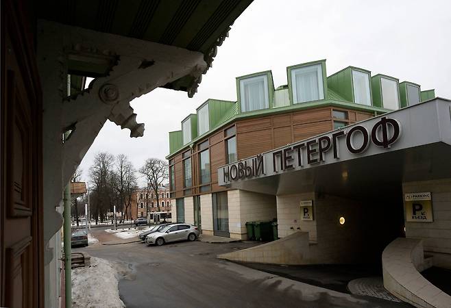 15일(현지시간) 공개된 '2018 러시아 월드컵' 한국축구대표팀의 베이스캠프인 러시아 상트 페테르부르크의 뉴 페터호프 호텔 전경. 도시 외곽에 위치하고 있어 조용하며, 선수 숙소가 일반 관광객 숙소와 분리되어 있다. [AFP=연합뉴스]