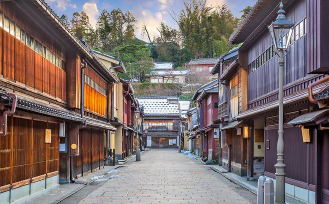 예술의 도시 가나자와의 옛거리, 히가시오차야마치의 모습.