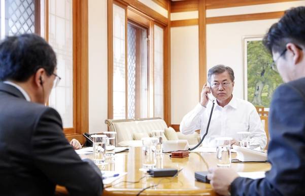문재인 대통령이 16일 오후 청와대 관저 소회의실에서 아베 신조 일본 총리와 전화 통화를 하고 있다. /청와대 제공