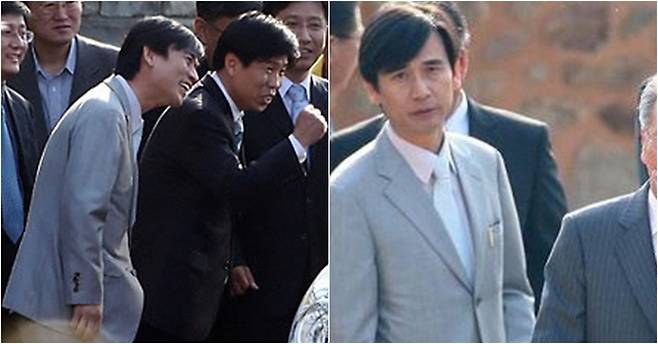 고 노무현 전 대통령이 탄 차를 보내는 유시민 작가(왼쪽)와 떠난 후 안쓰럽게 쳐다보는 유 작가. [연합뉴스, 사진공동취재단]